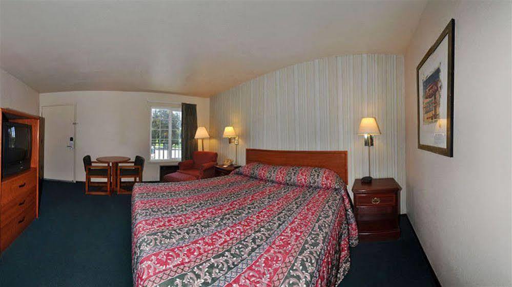 Econo Lodge Салинас Екстериор снимка